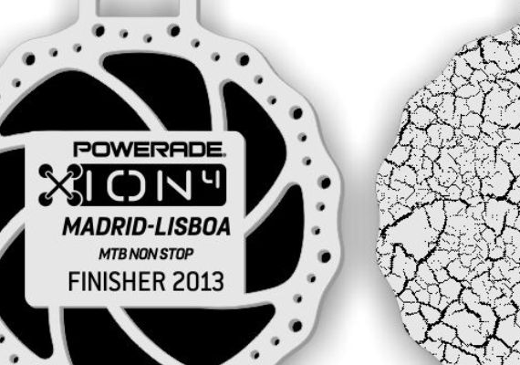 Diseño virtual de la medalla para la prueba de mountain bike POWERADE ION4 Madrid-Lisboa MTB Non Stop, edición 2013. Una carrera que permite vivir la experiencia de cruzar la península Ibérica, desde Madrid hasta Lisboa, sin escalas y disfrutando de unos parajes espectaculares de día y de noche.