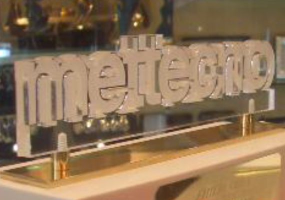 Imagen corporativa y agradecimiento es lo que se refleja en este trofeo realizado para METTECNO en este reconocimiento corporativo por los años de colaboración.