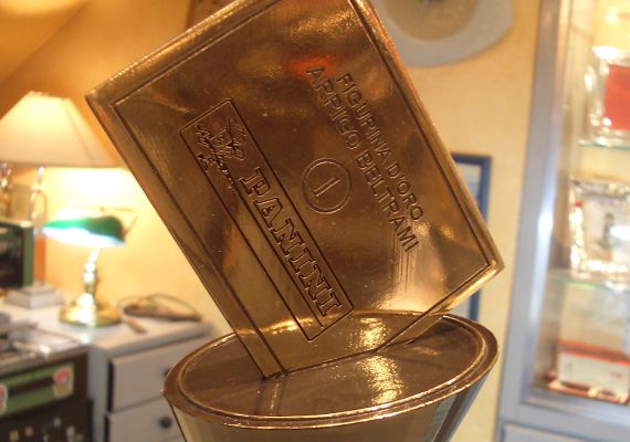 Trofeo de caracter anual de la división de cromos del Grupo Panini. Un trofeo de prestigio para una empresa prestigiosa.